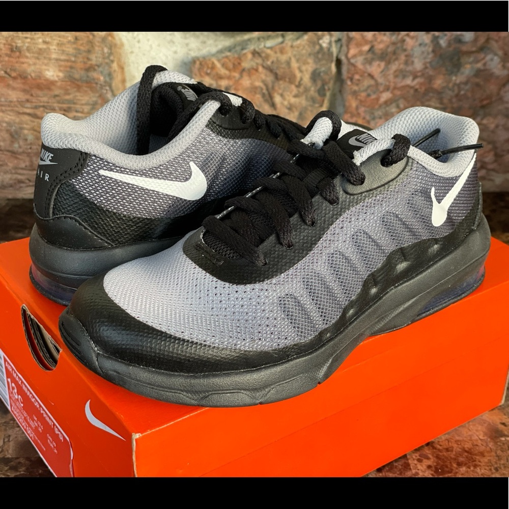 NEW NIKE Air Max Invigor Running Sneakers - Picture 2 of 15